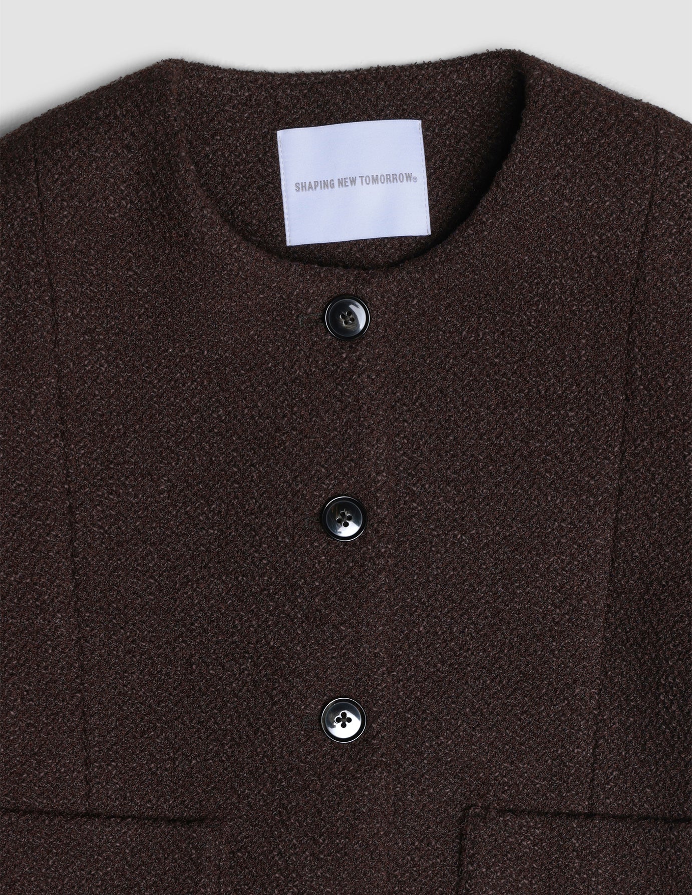 Sorae Blazer i Espresso, detalje af front med knapper og etiket.